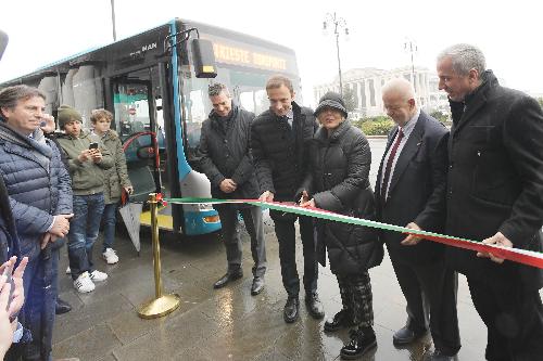 Il governatore del Friuli Venezia Giulia, Massimiliano Fedriga, al taglio del nastro dei nuovi autobus della Trieste Trasporti.